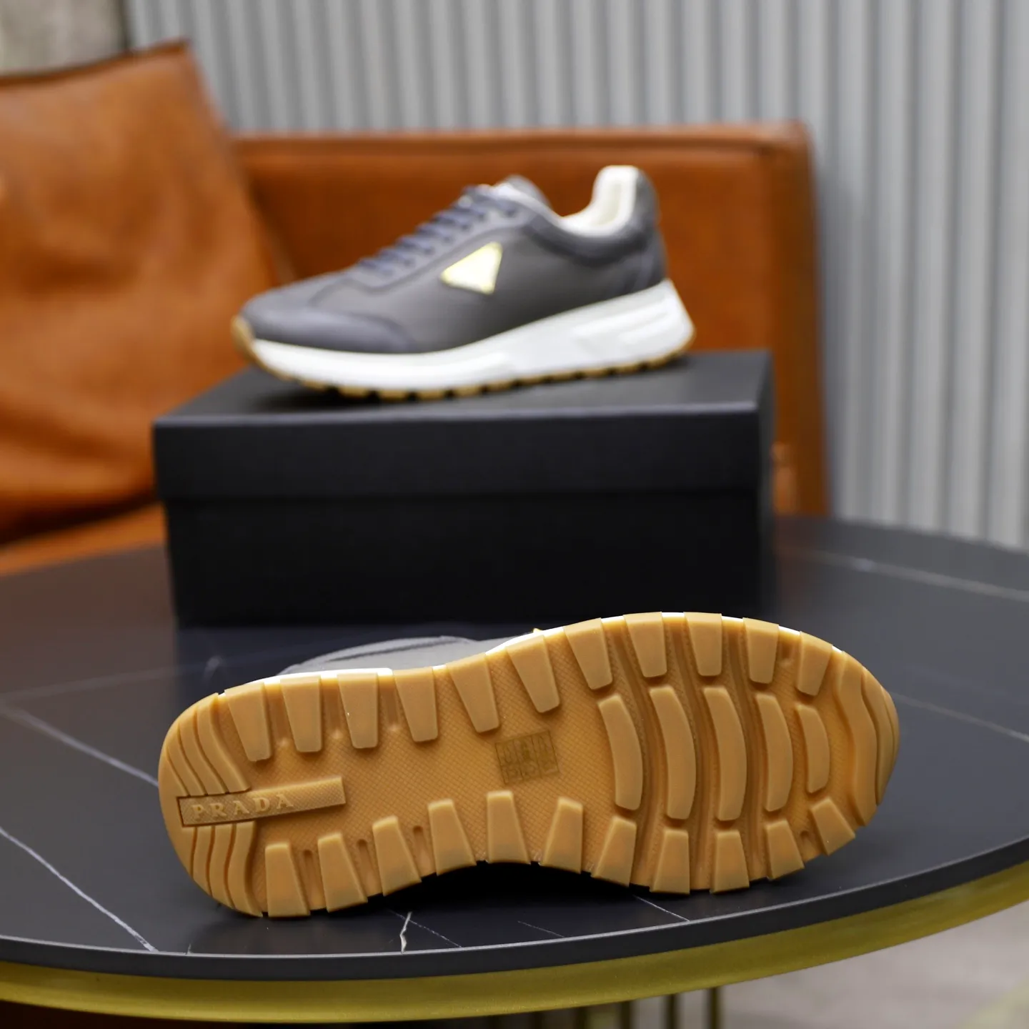 Factory price: 740💰Top original order Brand: PRADA (Prada) Standard code: Men's size 38/44 (45 can be customized) Grade: Same as the official website Material: Original cowhide stitching imported cowhide lining Original combination two-color wear-resistant soft outsole Style category: Leisure and sports version Young fashion European and American trend British style Color: Real picture color